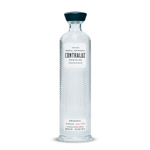 Mezcal contra luz cristalino