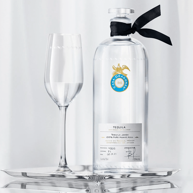 24115914-Tequila-Casa-Dragones-Joven-3